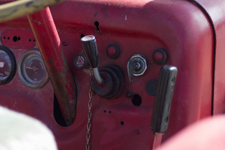 红色和绿色的旧拖拉机, 详细说明了发动机和工具