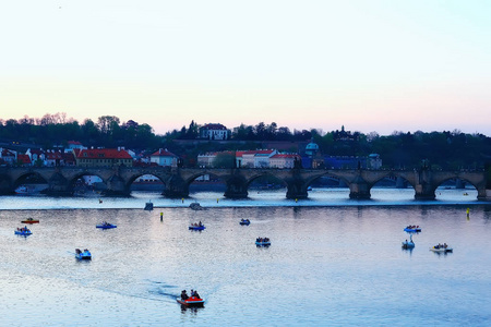 横跨伏尔塔瓦河的桥梁全景, 布拉格, 捷克共和国