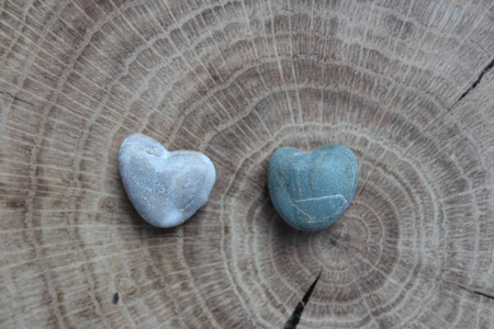 五颜六色的海滩发现石头的心