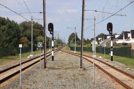 在荷兰 Boskoop 站的平台上分裂的带有红色标志的单线跑道, 用于在干酪和 Alphen 之间进行跟踪。
