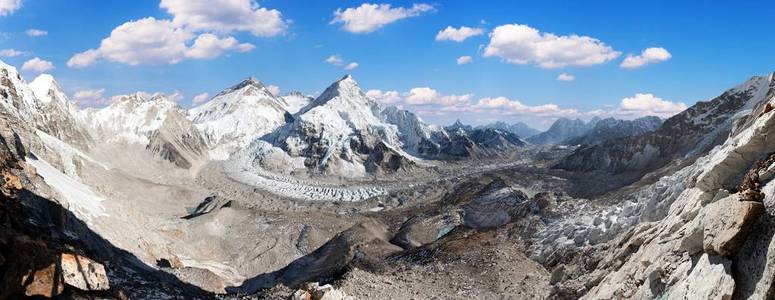 从普莫里大本营到珠穆朗玛峰大本营胡姆布谷萨加玛塔国家公园尼泊尔喜马拉雅山的美丽全景