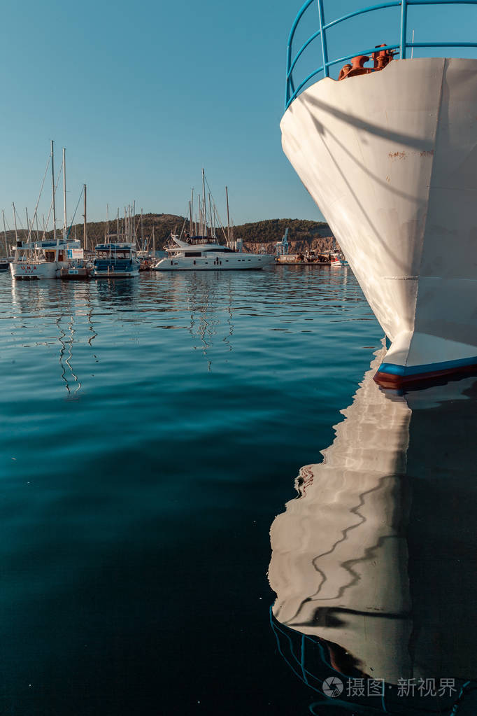 船的细节.在日出的光线下捕鱼网, 结和绳索.水中的倒影