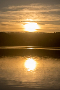 西班牙金色天空的鲁德德拉泻湖中的日落