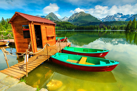 五颜六色的小船上的高山湖泊，Strbske 萨格勒布，斯洛伐克，欧洲