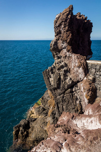 在蓬码头上的岩石做溶胶在马德拉岛, 葡萄牙
