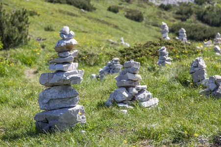 看法点与白色石头 cairns 在徒步小道 alta via del monte baldo, 山脊方式在 garda 山, 山