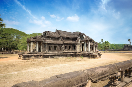 古代石建筑的吴哥寺站点中