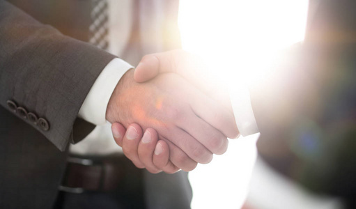 他的手握手给合作伙伴的商人照片