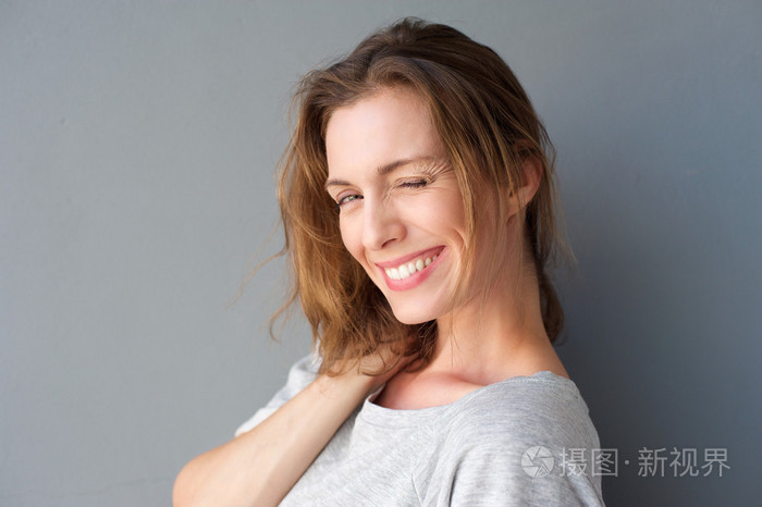 美丽的女人,她的眼睛眨着眼睛,调情