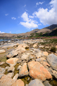 美丽的地中海风景与岩石海滨