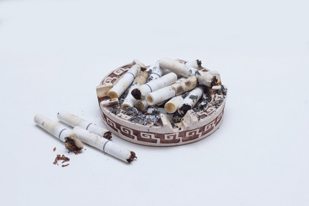 很多的香烟在烟灰缸