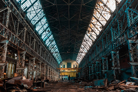 废弃的工厂, 红色砖墙, 破碎的窗户, 废墟, 泥浆, 旧建筑, 苏联, 后