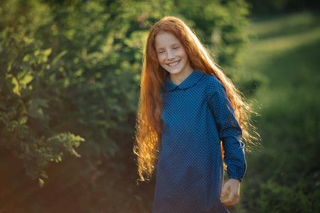 花园里的红头发女孩的肖像