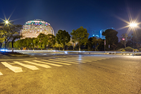 世纪大道国庆节的夜晚在现代城市的夜晚大街照片