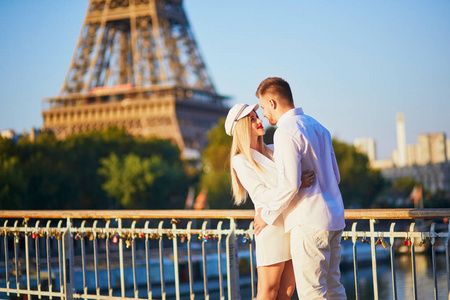 浪漫情侣在埃菲尔铁塔附近约会.在巴黎享受城市的游客照片