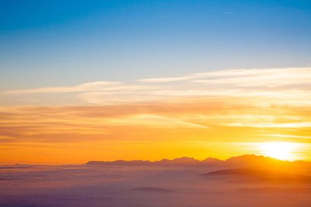 山剪影在日落从意大利阿尔卑斯。背景云