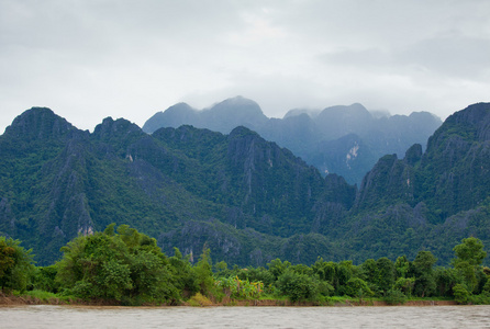 河和山