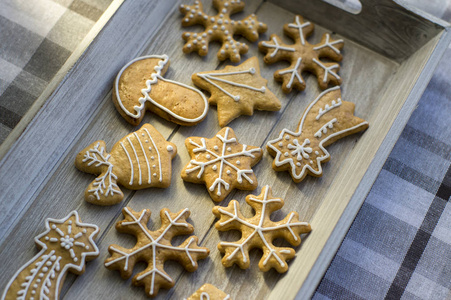 画传统的圣诞节 gingerbreads 安排在木托盘在日光下, 共同的美味甜点的节日, 各种形状, 雪花, 彗星和钟, 白糖冰