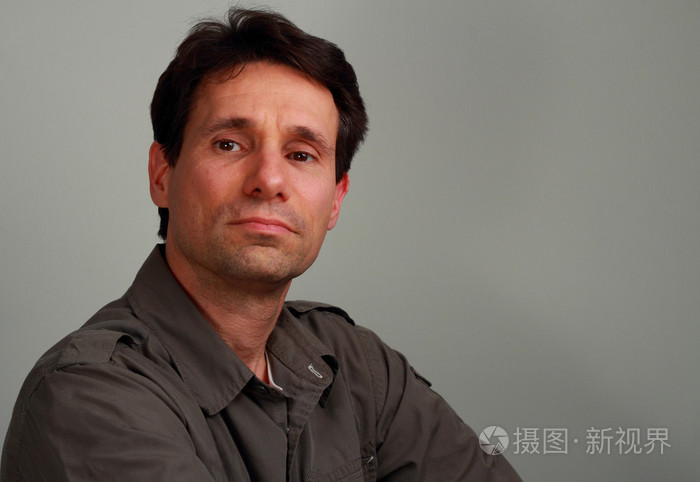 严重面无表情的白人男子