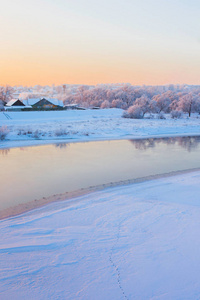 美丽的冬天风景与河