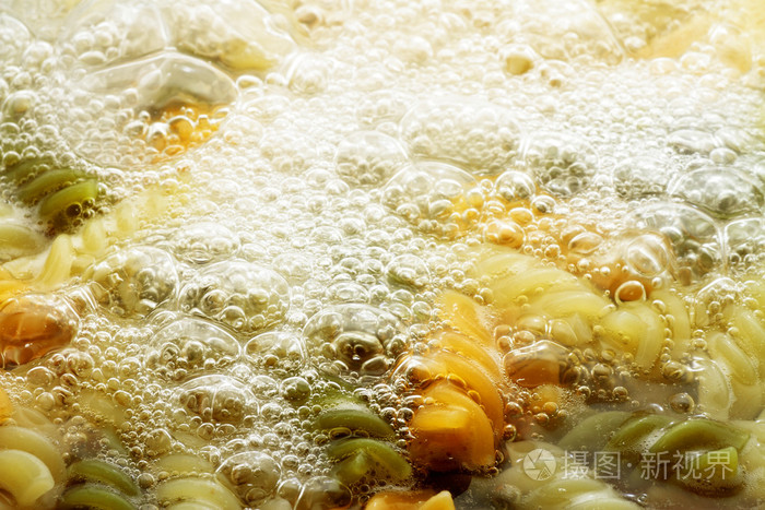 螺旋意面沸腾热水中