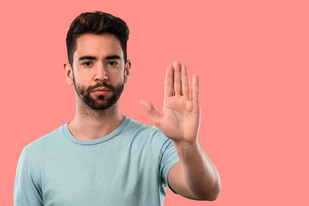 显示停止手势的商人图片