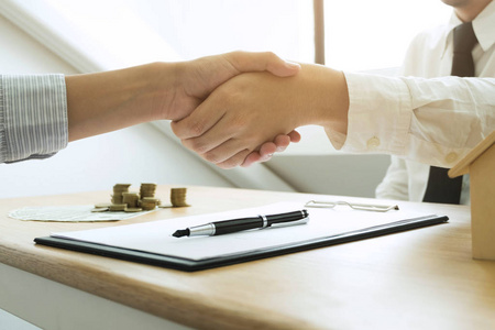 商界人士握手, 完成会议, 成功协商谈判.经营理念照片