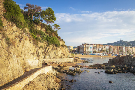 阳光明媚的日子里, lloret de mar 上的美丽景色。西班牙布拉瓦海岸 lloret de mar 海滨