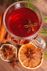 圣诞或冬夜用木板云杉树枝和香料进行的温热葡萄酒