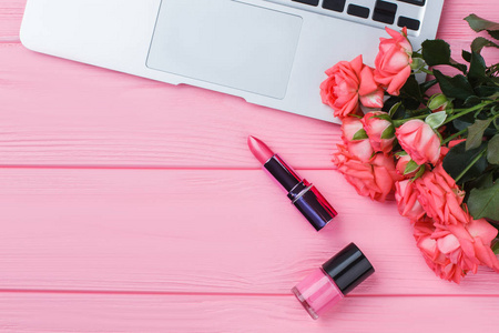 玫瑰花花束, lipstic, 漆器和笔记本电脑