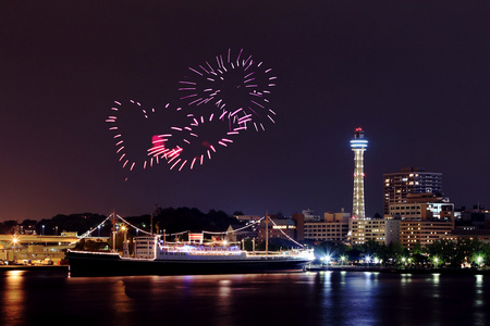 心烟花庆祝在滨海湾在横滨市图片
