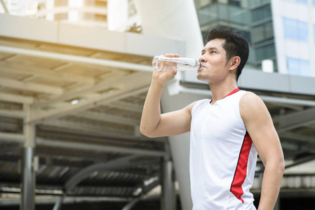 户外运动后的男子饮水