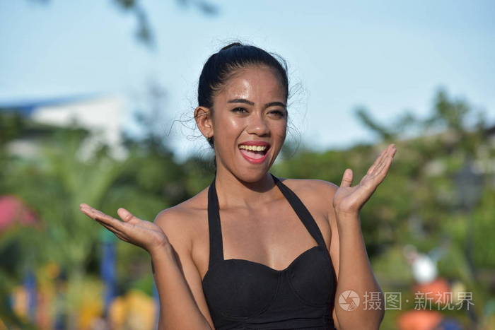 有惊喜的有吸引力的菲律宾人