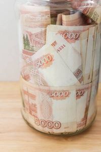 一大笔俄国货币在5000卢布面额在一个玻璃罐子里