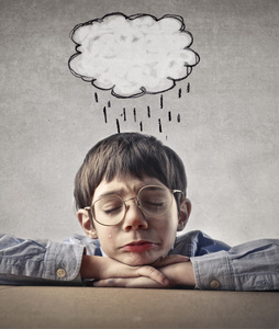 悲伤的孩子照片