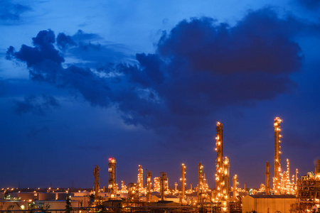 石油天然气精炼厂或石化工业厂房在蓝天上云背景, 石油工厂与黎明天空