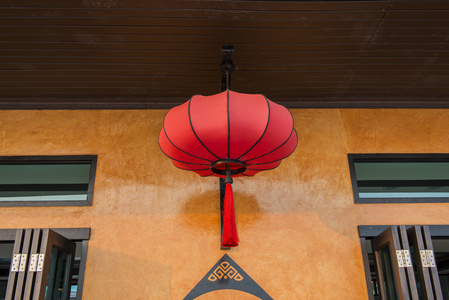 古色古香的中国红灯笼挂在餐厅，泰国