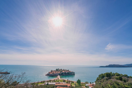 历史上的 sveti stefan 老城区在中午, 黑山海岸的地标