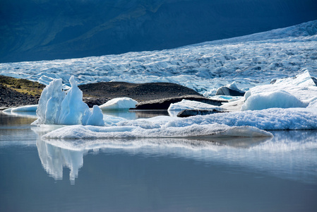 在 Fjallsarlon 泻湖冰川