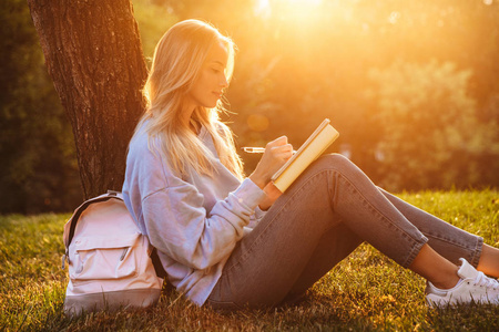 坐在地上做图片