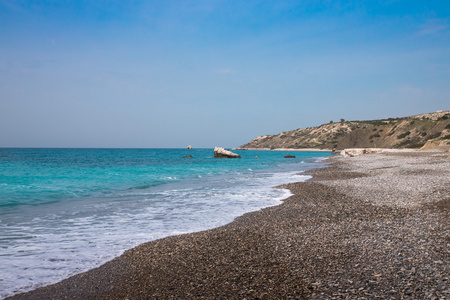 在帕福斯附近的海滩上的结晶水。地中海沿岸。塞浦路斯