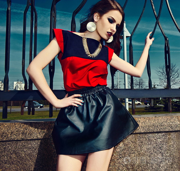 glamor 美丽性感, 时尚, 黑发, 白种人, 少妇模型在红色色彩鲜艳的布