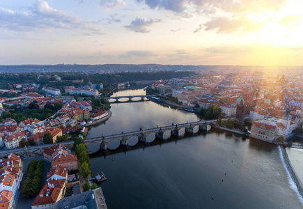 布拉格城市和布拉格城堡和河 Vitava 的鸟瞰图白天