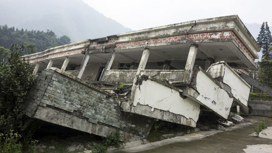 汶川大地震的损坏建筑物图片