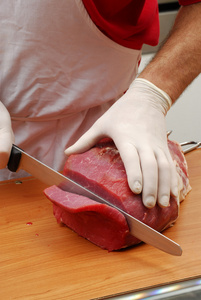 切割一块新鲜的肉，切肉在厨房里的