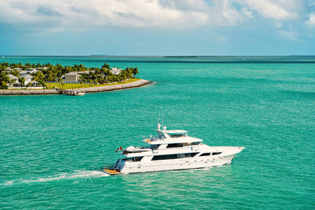 旅游游艇漂浮在佛罗里达州的基韦斯特的绿色岛屿