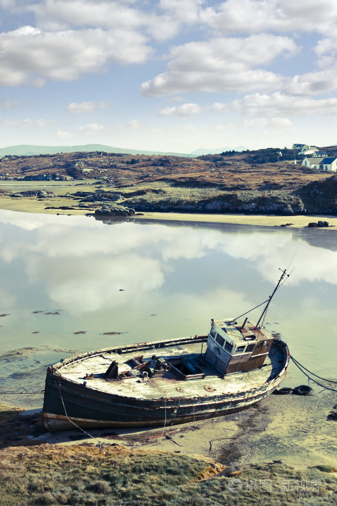 旧渔船搁浅在多尼戈尔的海滩上