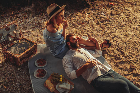 情侣在爱享受野餐时间和食物户外