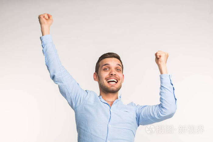 胜利和力量概念英俊的人举起一只手在他的头之上在白色背景上
