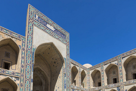 乌兹别克斯坦布哈拉的 madrasa 门面传统建筑照片